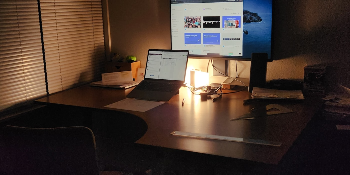 Una laptop, una tablet y un teléfono uno al lado del otro en un escritorio, representando distintos tamaños de pantalla