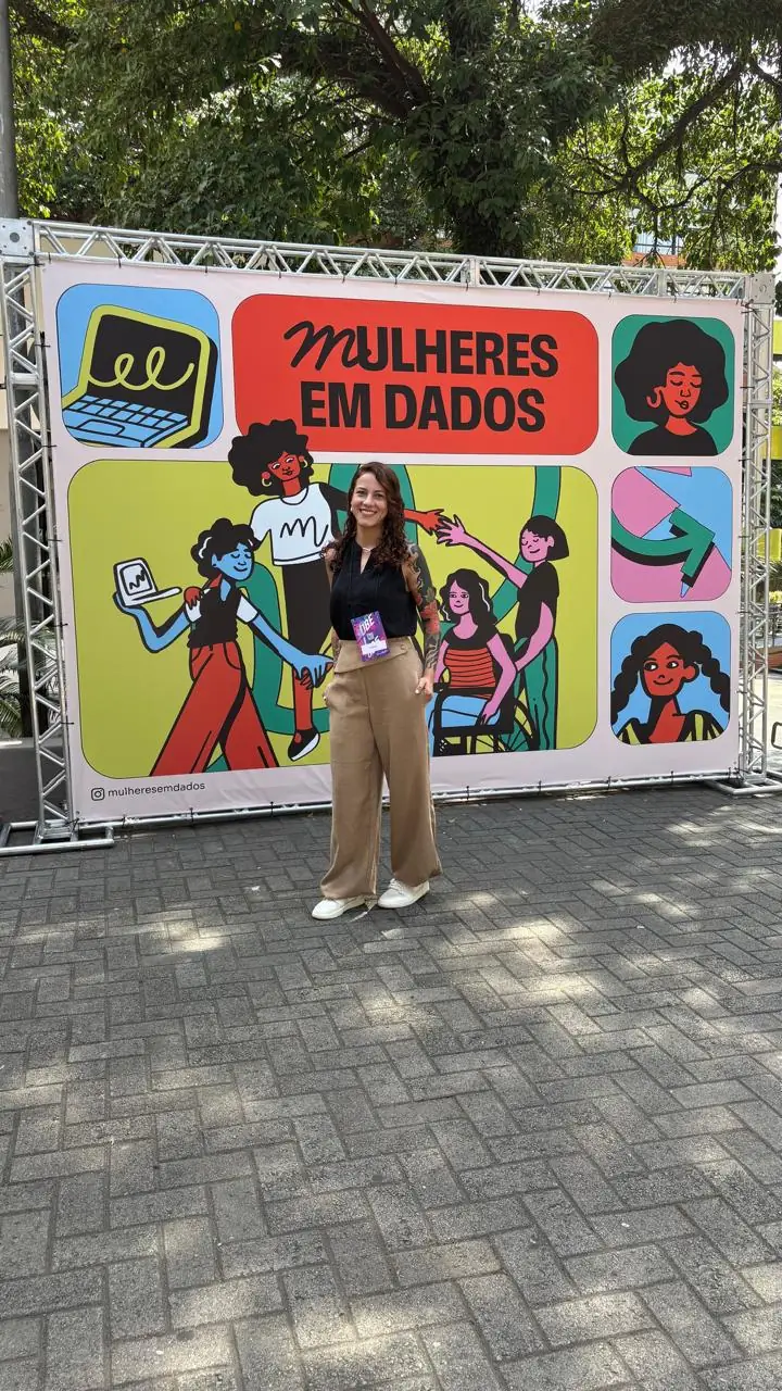 Emily Bezerra em evento de tecnologia
